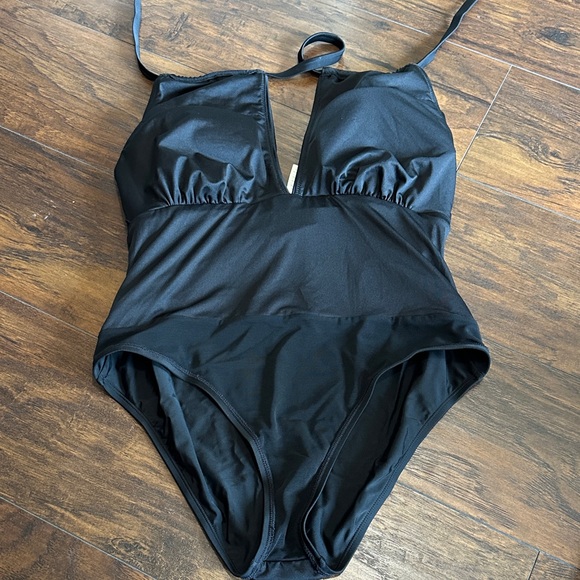 Cupshe Black One Piece Halter Tie Neck Slimming Padded Full Coverage Swimsuit 1X - Picture 8 of 13